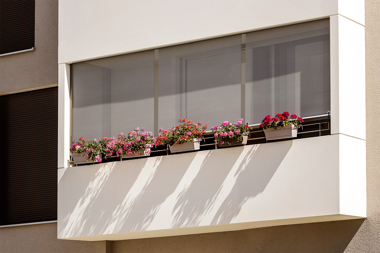 Stylowa przestrzeń na balkonie z roletą